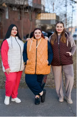 Жилет в двухцветном исполнении с капюшоном больших размеров