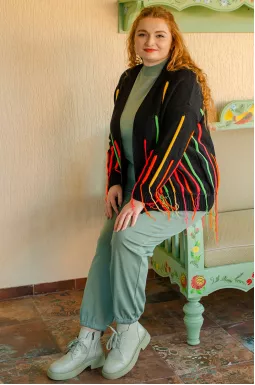 Кардиган черный вязаный с яркими полосками батал