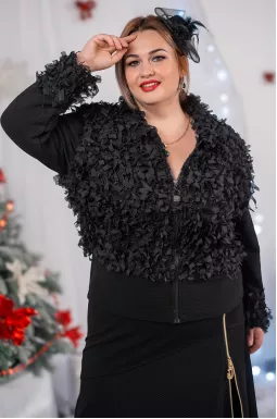 Короткая кофта с фактурными деталями в черном цвете больших размеров