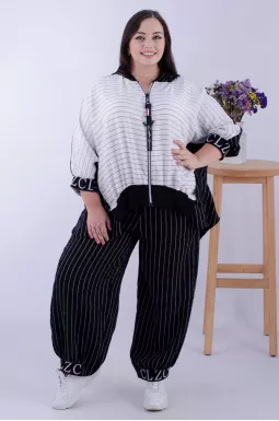 Костюм брючный с украшением батал