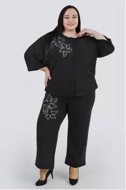 Нарядный костюм с цветочными украшениями батал