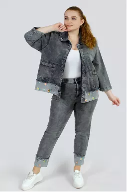 Джинсовый костюм с вышитыми цветами больших размеров