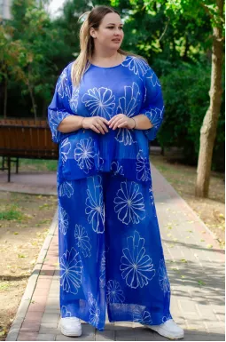 Брючный костюм из гофрированной ткани в принт больших размеров