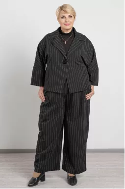  Брючный костюм в полоску с украшениями больших размеров