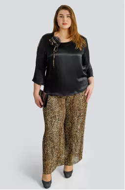 Костюм с леопардовыми брюками и украшением больших размеров