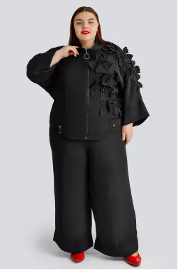 Брючный костюм с декоративными цветами больших размеров