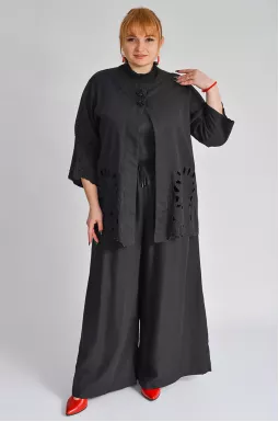 Черный брючный костюм с украшениями больших размеров