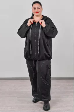 Черный прогулочный костюм с контрастными контурными строчками больших размеров