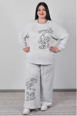 Прогулянковий костюм в світло-сірому кольорі з контрастними написами великих розмірів