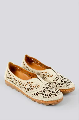 Бежевые мокасины с перфорацией в узор больших размеров
