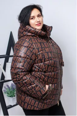 Куртка короткая с принтом диагональные буквы супер батал