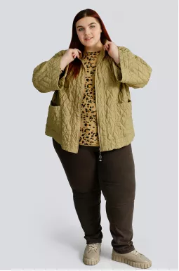 Стеганая короткая куртка больших размеров