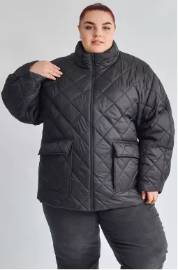 Чорна куртка з накладними кишенями великих розмірів