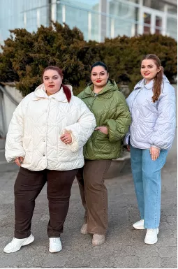 Куртка коротка однотонна з накладними кишенями та з капюшоном великих розмірів