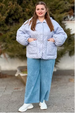 Куртка коротка однотонна з накладними кишенями та з капюшоном великих розмірів