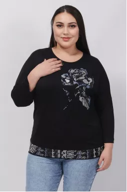 Чорний трикотажний лонгслів декорований стразами батал