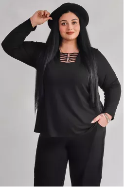 Черная блуза с акцентной декоративной планкой больших размеров