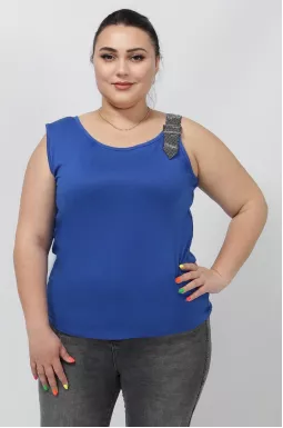 Майка декорированная ремешком из стразов батал