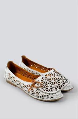 Мокасины белые с перфорацией в узор больших размеров