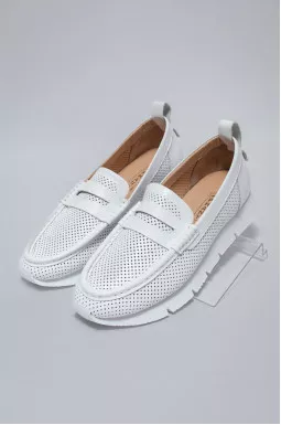 Білі зручні мокасини великих розмірів