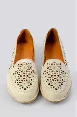 Легкие бежевые мокасины больших размеров