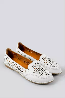 Мокасины белые с перфорацией в узор больших размеров