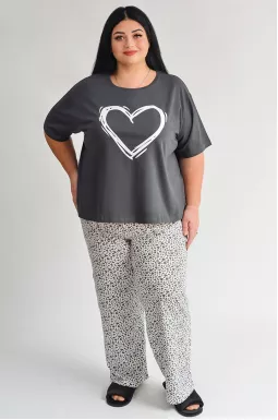 Пижама с брюками в графитово-молочном стиле с сердцем больших размеров