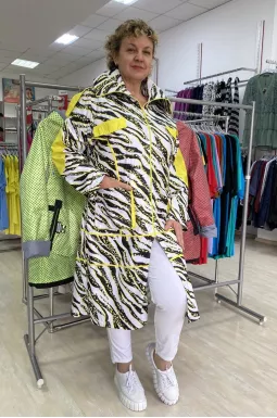 Яркий демисезонный плащ