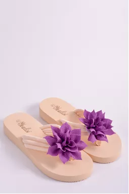 Вьетнамки бежевого цвета с фиолетовым текстильным цветком большого размера