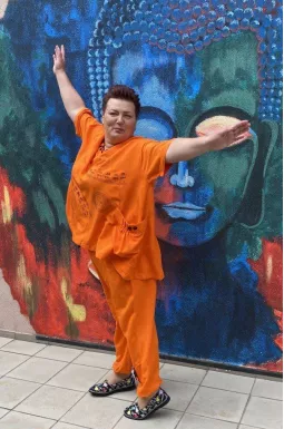 Яркий прогулочный костюм