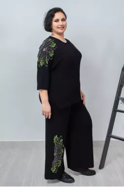 Прогулочный костюм в орнамент из стразов батал