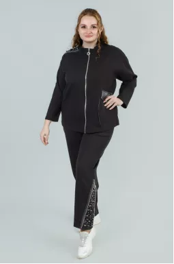 Костюм с брюками декорирован молниями и стразами батал