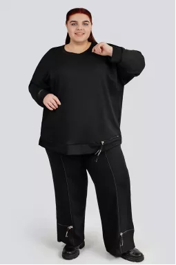 Прогулочный костюм декорирован молниями больших размеров