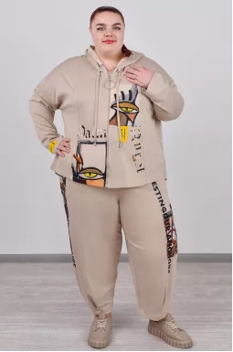 Прогулянковий костюм з декоративними елементами великих розмірів