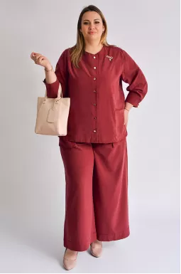 Костюм бордо с брюками на пуговицах больших размеров
