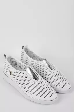 Слипоны белого цвета с декоративным акцентом больших размеров