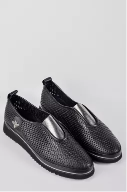 Слипоны в черном цвете с декоративным акцентом больших размеров