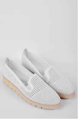 Кожаные слипоны с фактурным рисунком в белом цвете больших размеров