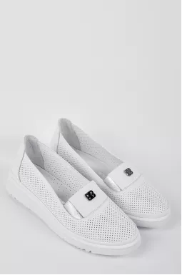 Слипоны с перфорацией в белом цвете больших размеров