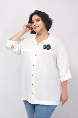 Стильна атласна сорочка з декором батал