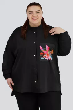 Чорна сорочка з яскравим принтом великих розмірів