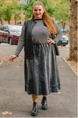 Джинсовая юбка с тороками и декором больших размеров