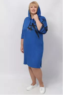 Трикотажна сукня з каптуром в абстрактний принт батал