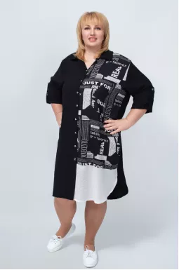 Чорно-біла сукня жатка в газетний принт батал