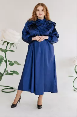 Изысканное платье декорировано объемными цветами батал