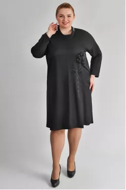 Черное элегантное платье с декоративными акцентами больших размеров