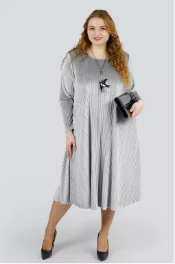 Изысканное велюровое платье с украшением больших размеров