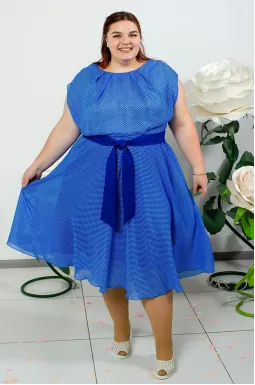 Нежное платье в горох больших размеров