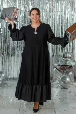 Черное платье с воланом и украшением больших размеров