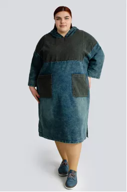 Двоколірна джинсова сукня з капюшоном великих розмірів